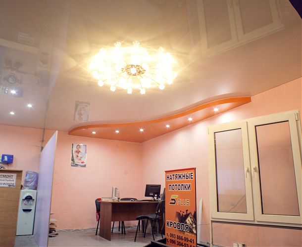 Двухцветный натяжной потолок в офисе | Портфолио 5Plus | Киев ⋆ Днепр ⋆