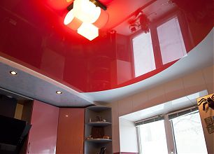 natyazhnoj_potolok_na_kuhne_s_kombinaciej_cveta_po_krivoj_4