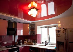 natyazhnoj_potolok_na_kuhne_s_kombinaciej_cveta_po_krivoj_5