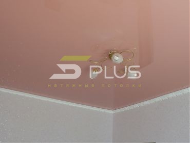 Бежевый натяжной потолок в комнате - Фото 5plus ракурс 1