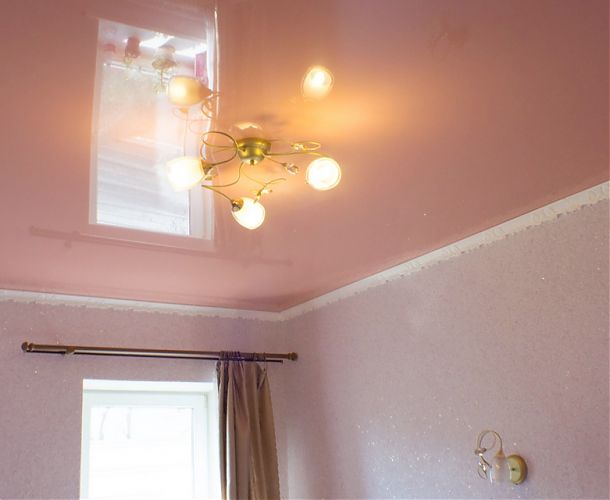 Бежевый натяжной потолок в комнате | Портфолио 5Plus | Киев ⋆ Днепр ⋆