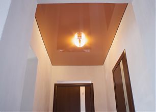 korichnevyj_potolok_1