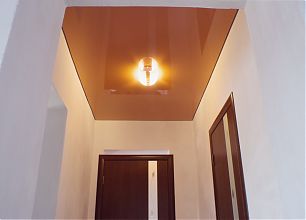 korichnevyj_potolok_2