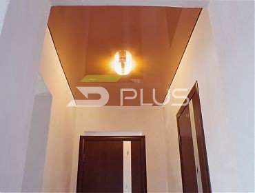 Коричневый натяжной потолок в коридоре - Фото 5plus ракурс 1