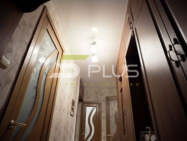 Глянцевый потолок в коридоре - Фото 5plus ракурс 1