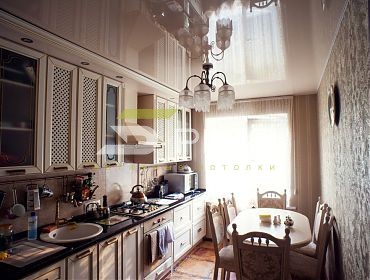 Кремовый потолок на кухне - Фото 5plus ракурс 1