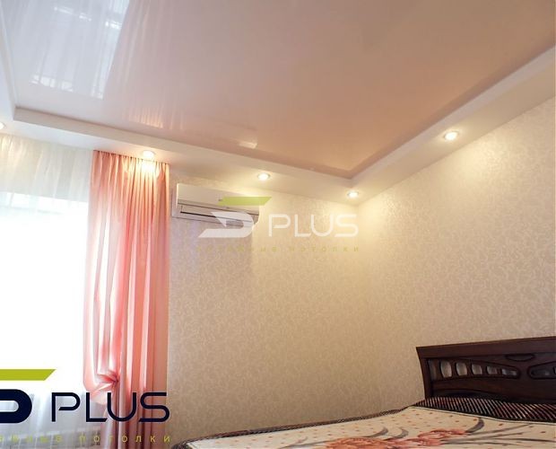 Світло-рожева натяжна стеля у спальні | Портфоліо 5plus 