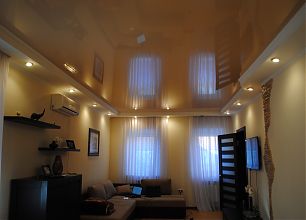 натяжной потолок в зале