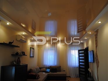 Глянцевый натяжной потолок в зале от 5 плюс