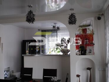 Современная кухня с белый натяжным потолком от 5 plus 