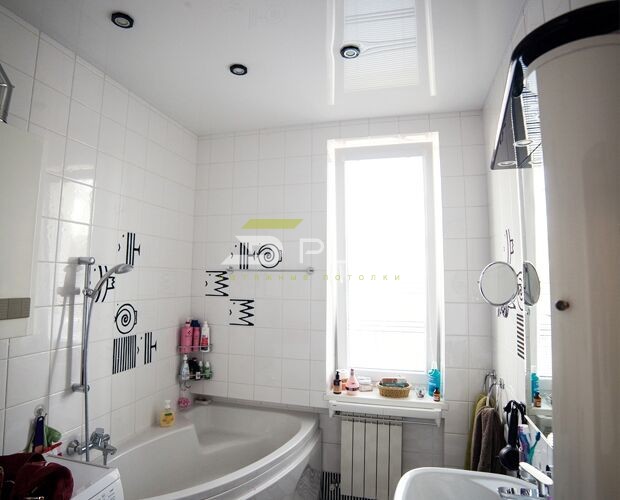 Натяжной потолок в бело-черной ванной | Портфолио 5Plus | Киев ⋆ Днепр ⋆