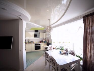 натяжной потолок на кухне