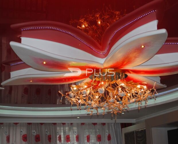 Алый натяжной потолок в гостиной | Портфолио 5Plus | Киев ⋆ Днепр ⋆