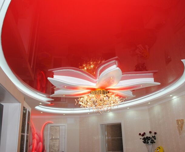 Алый натяжной потолок в гостиной | Портфолио 5Plus | Киев ⋆ Днепр ⋆