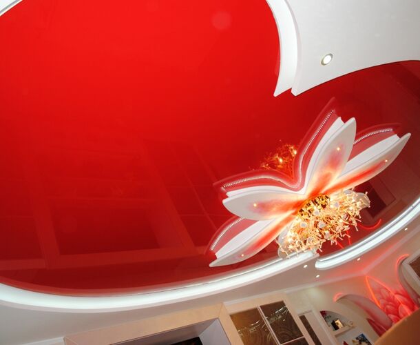 Алый натяжной потолок в гостиной | Портфолио 5Plus | Киев ⋆ Днепр ⋆