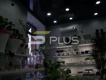 черный натяжной потолок в интерьере магазина от 5 плюс