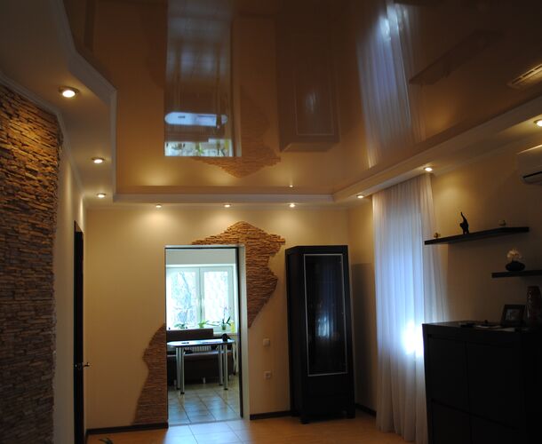 Глянцевый натяжной потолок в зале | Портфолио 5Plus | Киев ⋆ Днепр ⋆