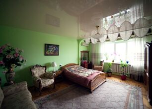 зал с декоративным ламбрикеном