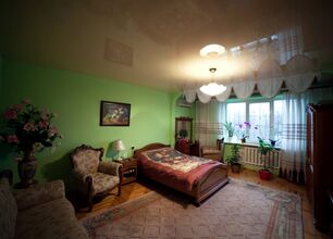 зал с декоративным ламбрикеном