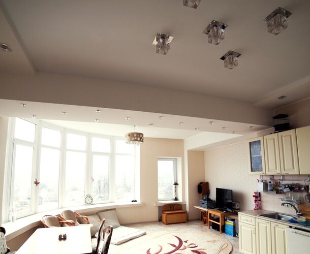 Белый натяжной потолок в кухне-столовой | Портфолио 5Plus | Киев ⋆ Днепр ⋆