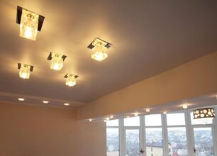 белая кухня-столовая