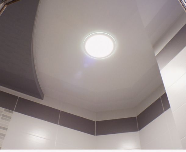 Натяжной потолок в бело-серой ванной  | Портфолио 5Plus | Киев ⋆ Днепр ⋆