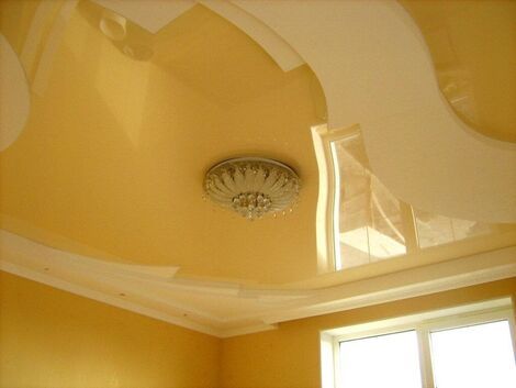 Сложный натяжной потолок желтый